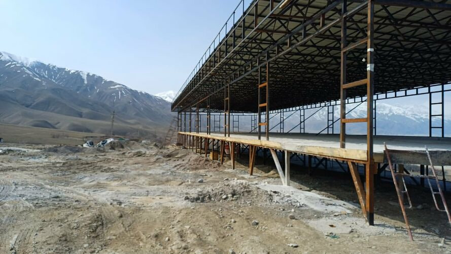 Кафе у трассы Бишкек — Ош начали строить без документов: стройку остановили и выписали штраф Незаконная стройка кафе на трассе Бишкек - Ош: какой штраф