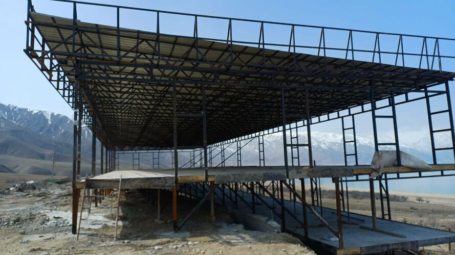 Незаконная стройка кафе на трассе Бишкек - Ош: какой штраф