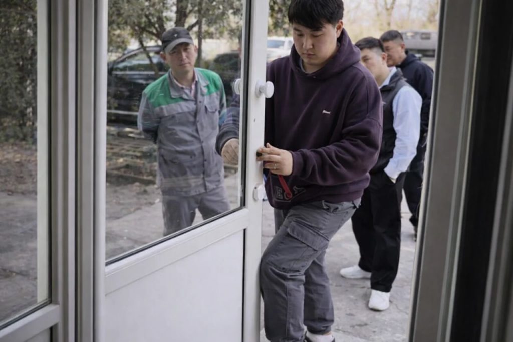 «Выселяют прямо во время учебы»: в Кара-Балте частную школу просят покинуть здание Власти выселяют школу для инвалидов «Билим» в Кара-Балте