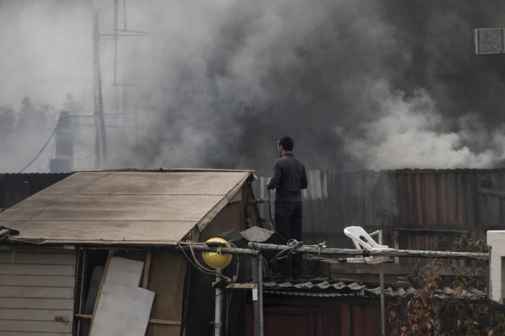 Пожар в Бишкеке: горела гостиница Kausar, есть пострадавшие