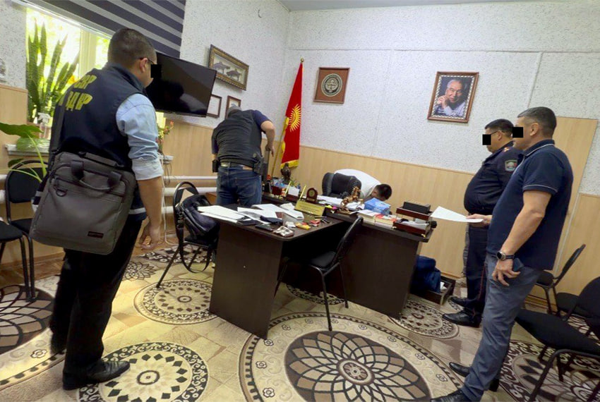 В Джалал-Абаде поймали милиционера: за что он взял деньги