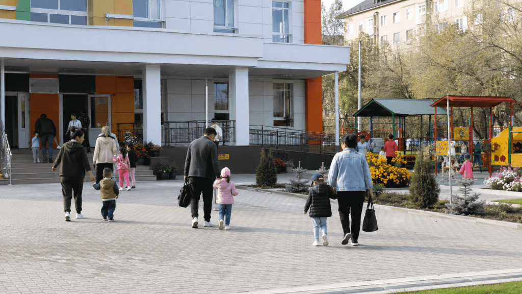 Сколько стоит детский сад в Бишкеке в 2026 году: цены на государственные и частные сады, питание, документы, очередь и запись через Тундук.