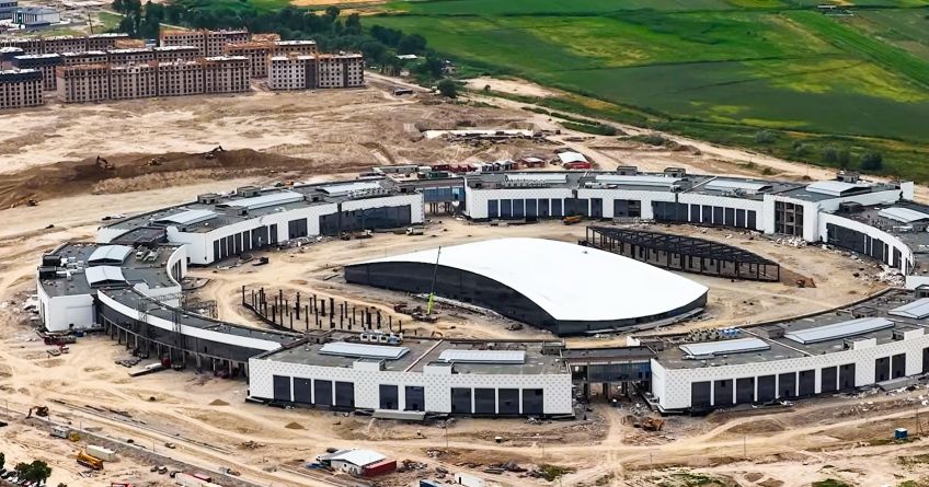 Новый Ошский рынок станет государственным: переезд торговцев начнется в ближайшее время Новый Ошский рынок готов на 90 процентов. Торговые места внесут в единую базу, а предприниматели смогут оплачивать аренду через систему «Тундук».