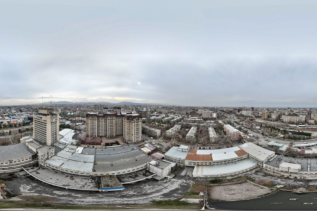 Бишкек с высоты в пасмурный день