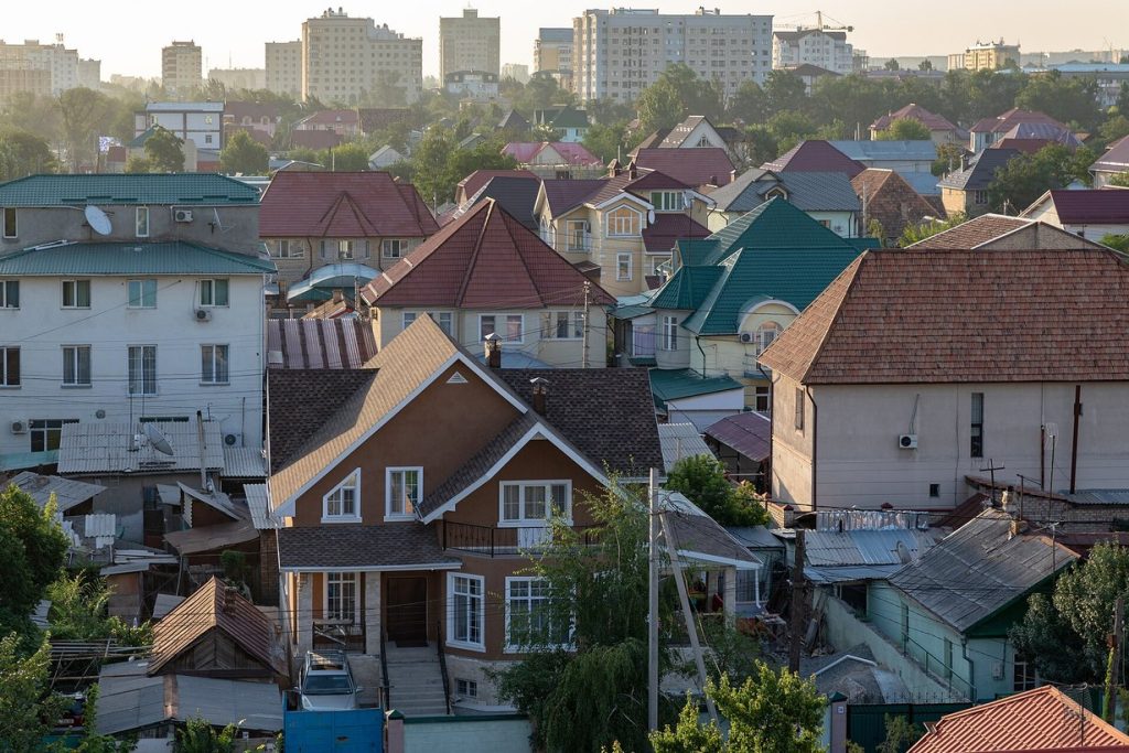 Жилая застройка Бишкека: частные дома и многоэтажки