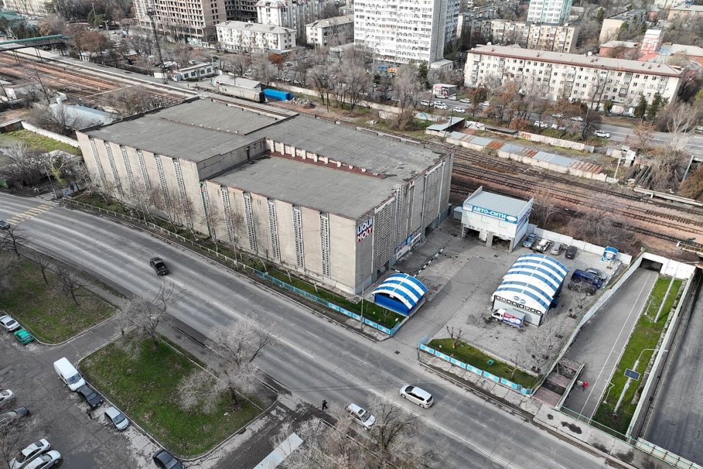 Эвакуация авто в Бишкеке за газоны и неоплату парковки: что известно о проекте мэрии и что дальше Парковка и улица Льва Толстого в Бишкеке, вид сверху