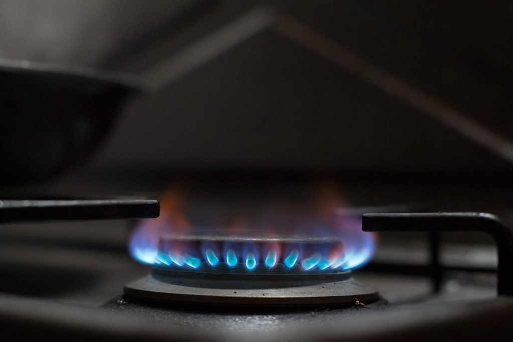 Газификация новых жилмассивов в Кыргызстане на паузе в 2027–2028 годах: что известно и что дальше Пламя газовой конфорки