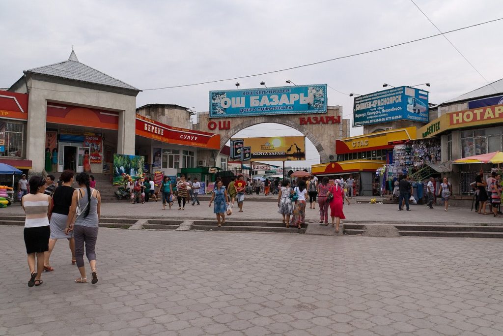 Вход на Ошский базар в Бишкеке